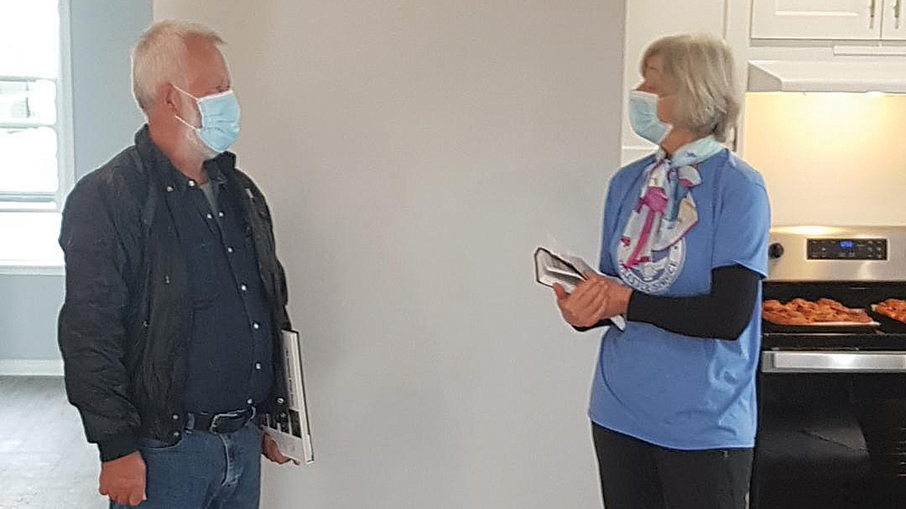Homeowner Jim Brown talks with volunteer Shirley Goetzke. — Ross Penner/MDS