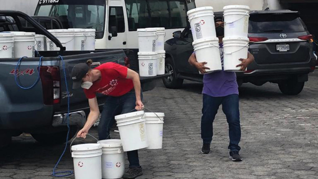 In response to Hurricane Eta, MCC staff member James Helmuth, left, from Elkhart Ind., and volunteer Edgar Hernandez load vehicles with relief kits that will be delivered to Q’eqchi’ Mennonite Church in the Alta Verapaz region of Guatemala. The church will distribute kits, which contain towels, hygiene and laundry supplies, to people affected by flooding. — Jardely Martínez/MCC