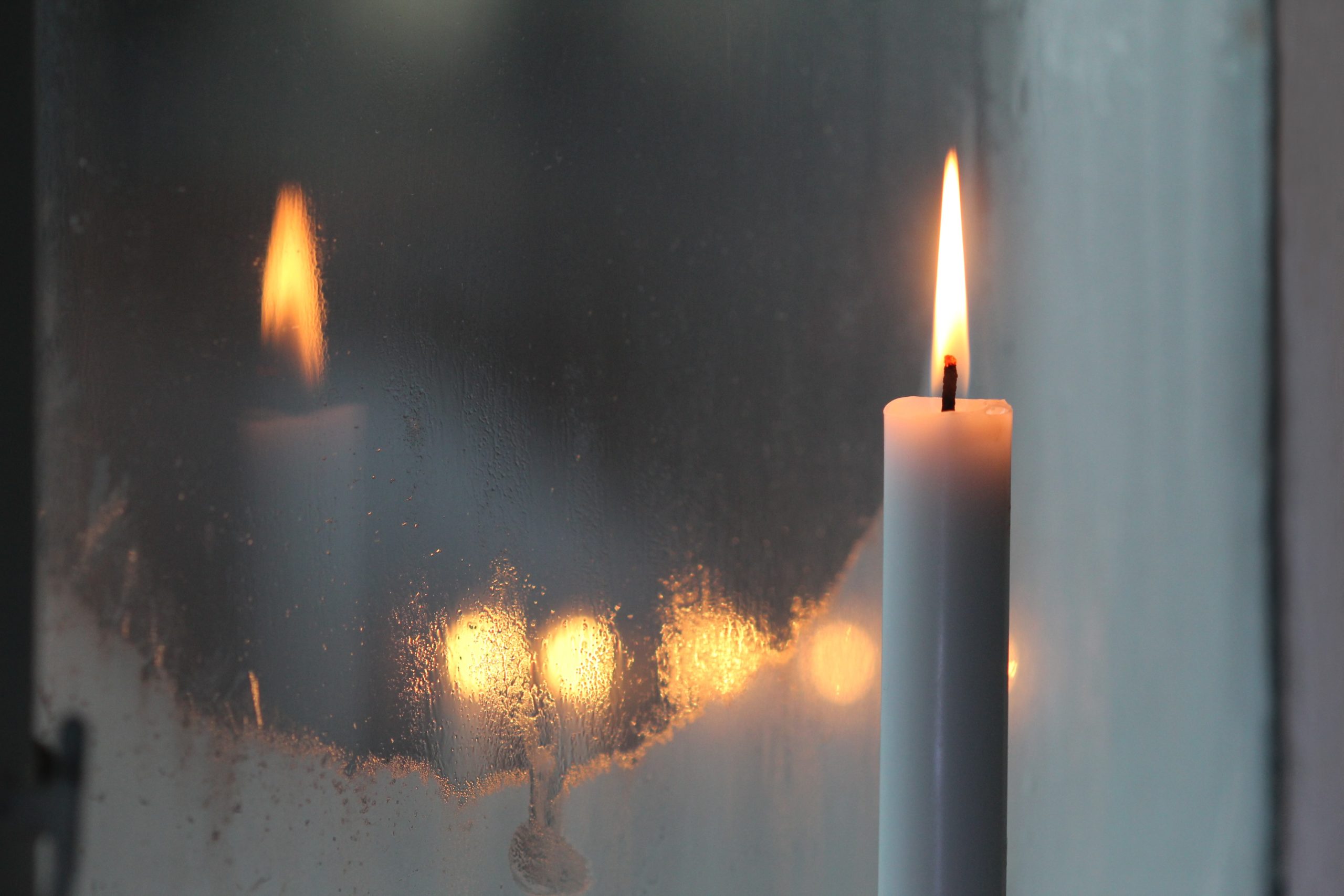 Candle light. Photo by Anne Nygard on unsplash.com.
