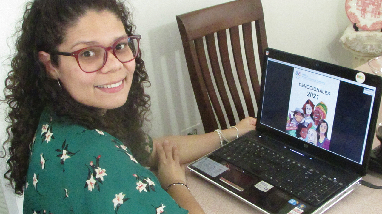 Lyneska Fernández of Aibonito, Puerto Rico, recorded a daily message to be sent by WhatsApp to women’s groups, encouraging them to read the devotional for the day and pray for the writer. Fernández was part of the editorial team that worked with each devotional. — Josué Cruz Soto/MMN