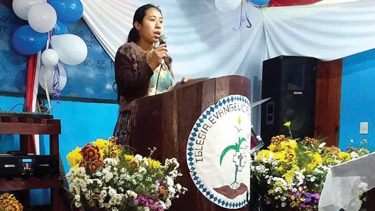 Rumualda Sacul, a women’s ministry leader in the Kekchi Mennonite Church in Guatemala, teaches a Bible study at a regional women’s meeting. — Deb Byler/MMN
