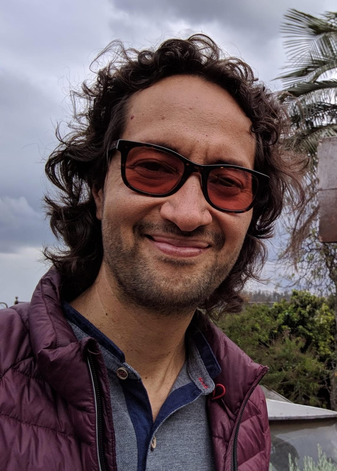 Santiago Benavides es un cantautor colombiano nacido en 1977. Ha hecho canciones desde que a inicios de su adolescencia comprobó desilusionado que era mejor poeta que futbolista. Desde hace 20 años viaja por el mundo con su equipo de "musi-hippie-misioneros", buscando que sus canciones sirvan para aliviar tristezas y animar la esperanza. Aunque se considera un dechado de defectos, busca que su vida refleje la simplicidad, compasión y justicia de Jesús. Santiago está casado con Diana y tiene un par de adolescentes, María José y Santi. Vive en Toronto, desde donde continúa su labor en América Latina y el resto del mundo.