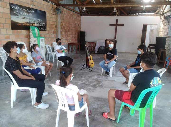 El pastor Juan Carlos Moreno compartiendo con algunos adolescentes de la sede de Rumococha. Foto tomada por: Grecia Meléndez.
