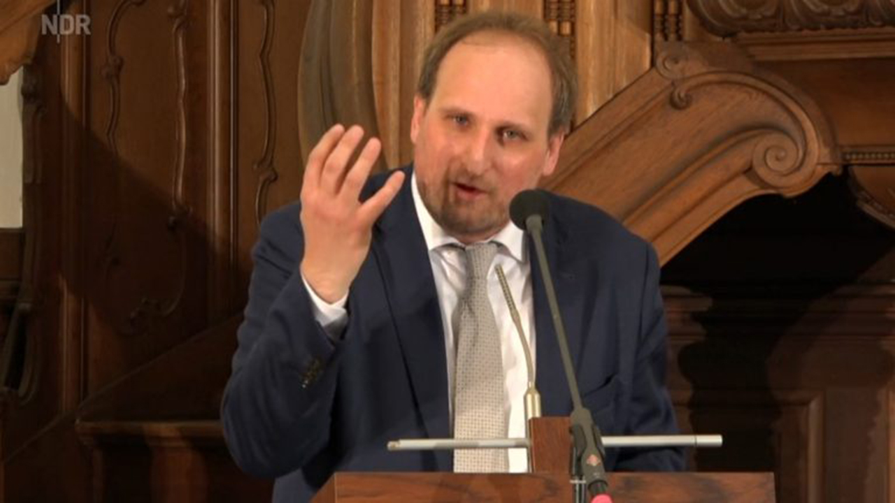 Daniel Kaiser delivers a sermon April 5, 2020, during Mennonite Church Hamburg-Altona’s worship service. — NDR