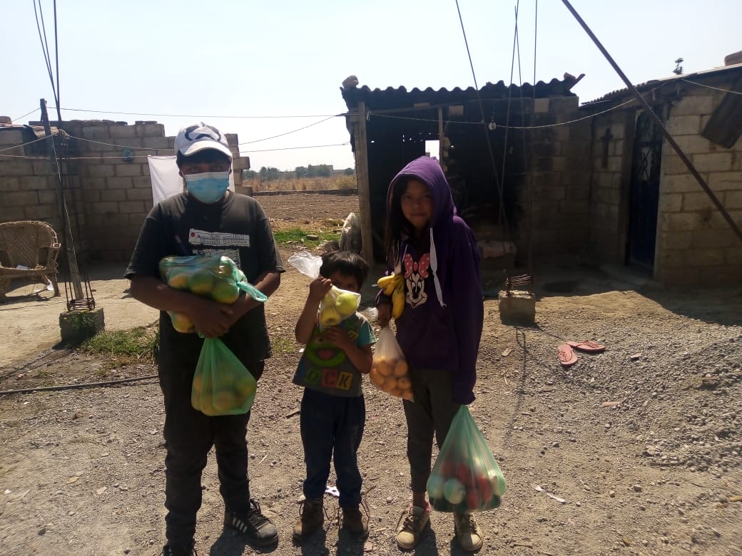 Angelito (centro) y sus hermanos. Han recibido despensa inmunitaria de parte de la iglesia anabautista "Centro Cristiano para el Desarrollo Comunitario", San Bartolo Tlaltelulco, Metepec, México.