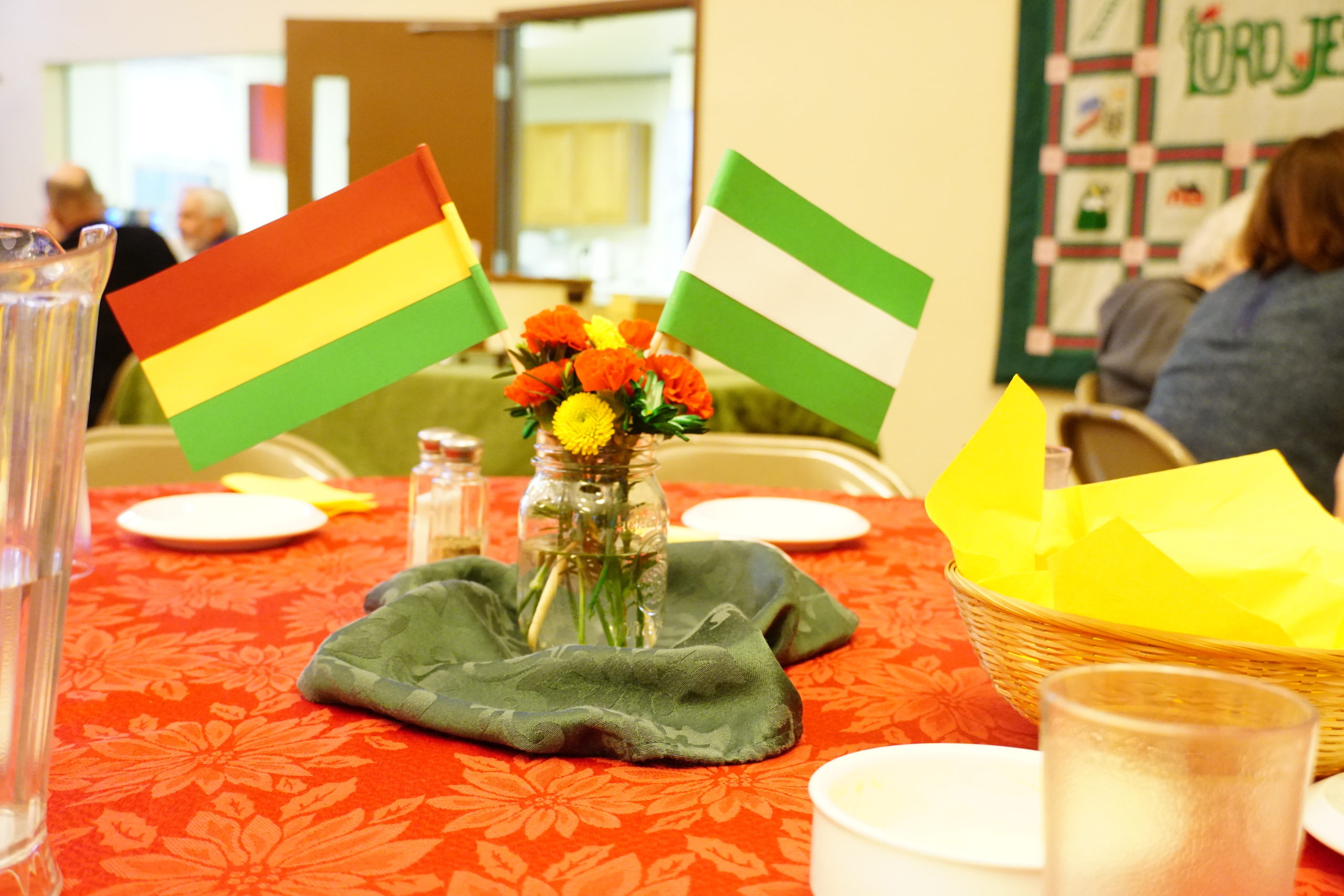 Banderas de Bolivia y Santa Cruz, Bolivia en Intercambio Cultural, Elkhart, Indiana, EEUU.