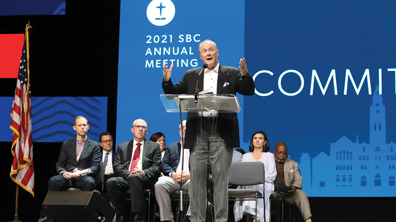 James Merritt, backed by members of the resolutions committee, addresses the Southern Baptist Convention annual meeting on June 15 in Nashville. — Kit Doyle/RNS