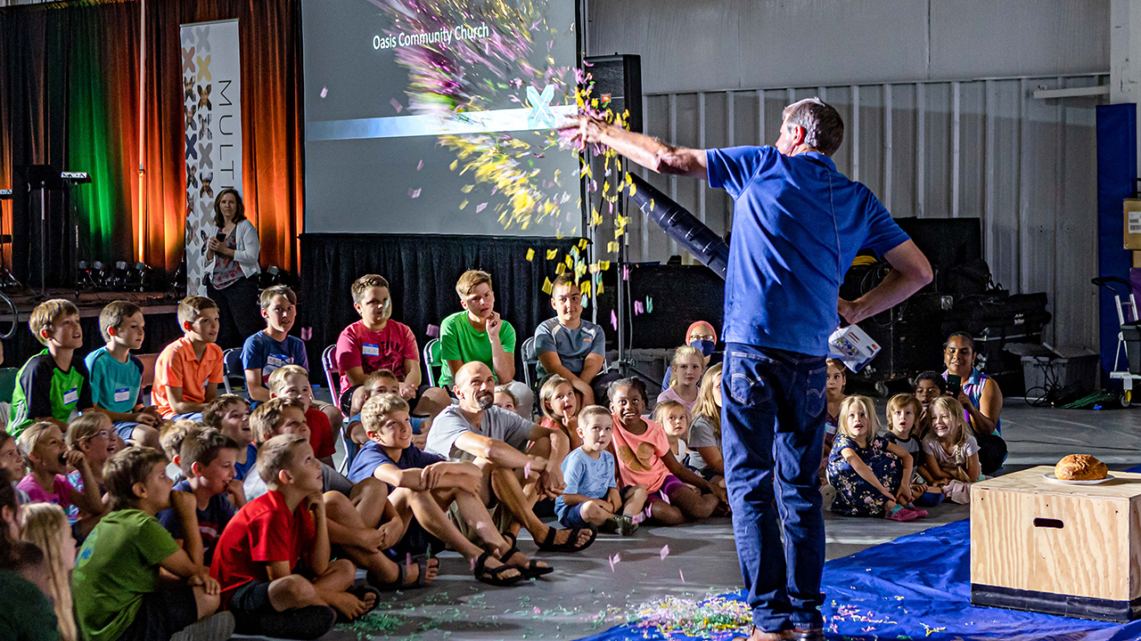 James Miller, pastor of Oasis Community Church in Lexington, Ky., dramatizes a children’s story featuring a storm and the Apostle Paul’s shipwreck. — Jenell Shrock/CMC