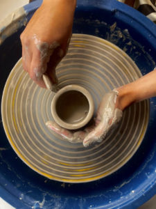Taller de arcilla de la Iglesia Cristiana Anabautista Menonita de Quito.