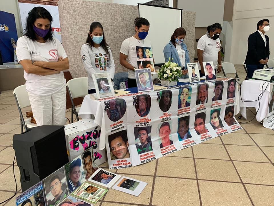 En la foto: Sandra Márquez Olvera (segunda de izquierda a derecha), orando y presentando la brigada de búsqueda de desaparecidos en una iglesia.