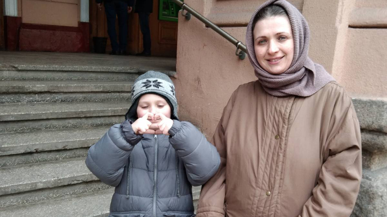 A woman and child receive food supplies distributed by an MCC partner, Alternatives to Violence Project, on March 6 in Odessa, Ukraine. MCC funding for the project, normally used for peace education and training with teachers and schoolchildren, is currently being used for relief work. — Alternatives to Violence Project