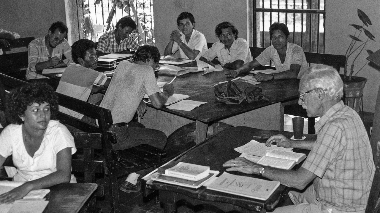 John Driver leads a Seminario Anabautista Latinoamericano (SEMILLA, Latin American Anabaptist Seminary) course in Managua, Nicaragua, in 1987. — Mennonite Church USA Archives
