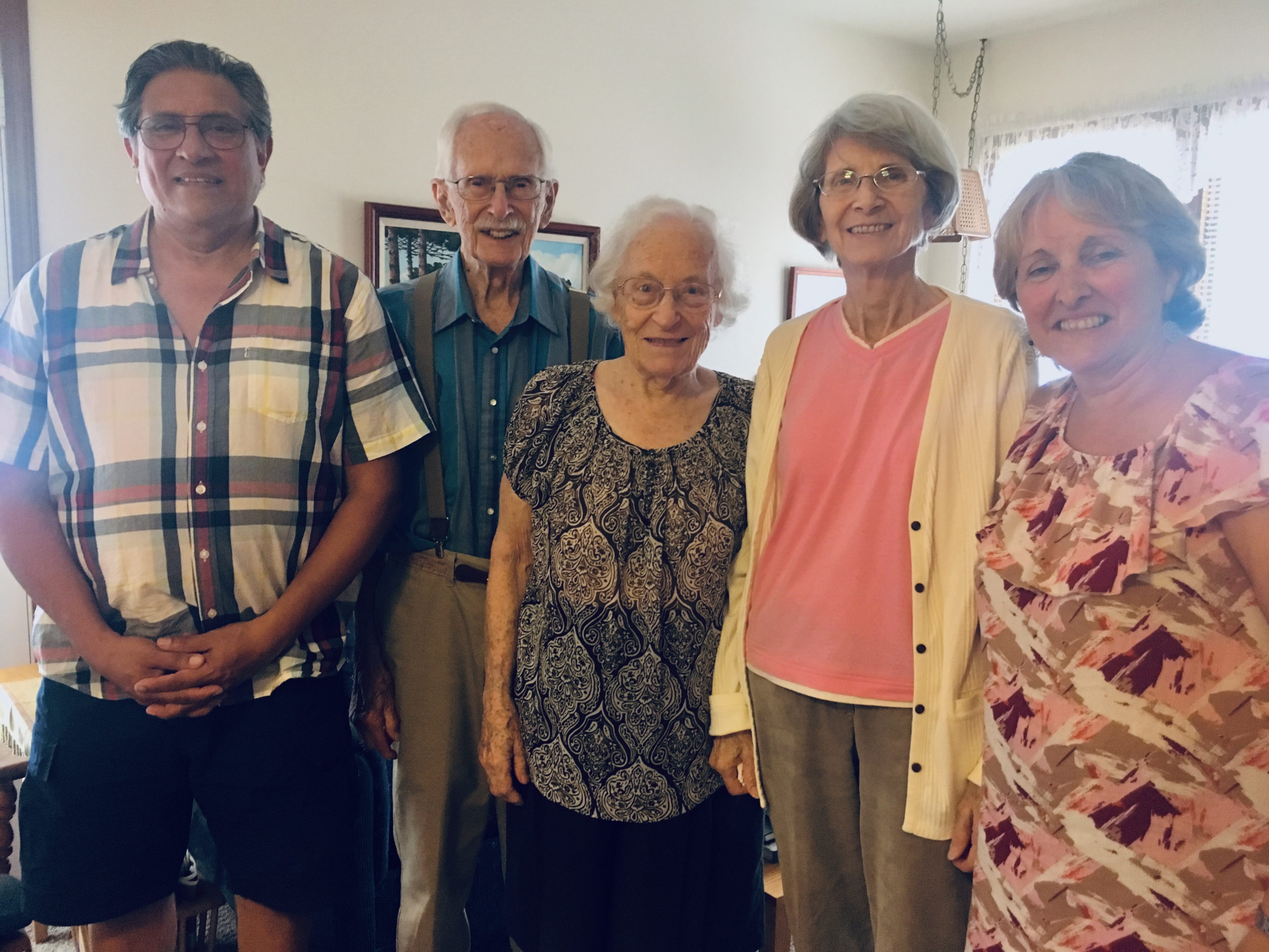 Luis y Monica Acosta, junto con Berta Horst, visitando a Juan y Bonny Driver. Los cinco conectados por el trabajo misionero en Argentina.