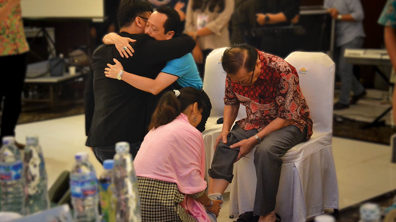 Indonesian Anabaptists participate in a footwashing ceremony in Salatiga in 2017. — Mennonite World Conference