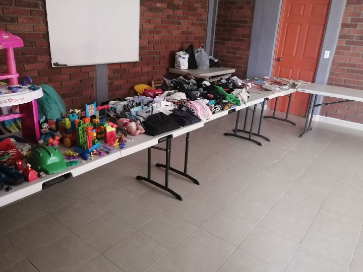 En la foto: Hermanos de la comunidad de San Bartolomé Tlaltelulco, en Metepec EDO. MEX, MEX, hacen un trueque solidario, para combatir la desigualdad, el consumismo y para compartir con todos. Se trata de traer cosas limpias y en buen estado, y quien las necesite, las puede tomar para su uso. Una forma de buscar la justicia, la misericordia y fomentar la ecología