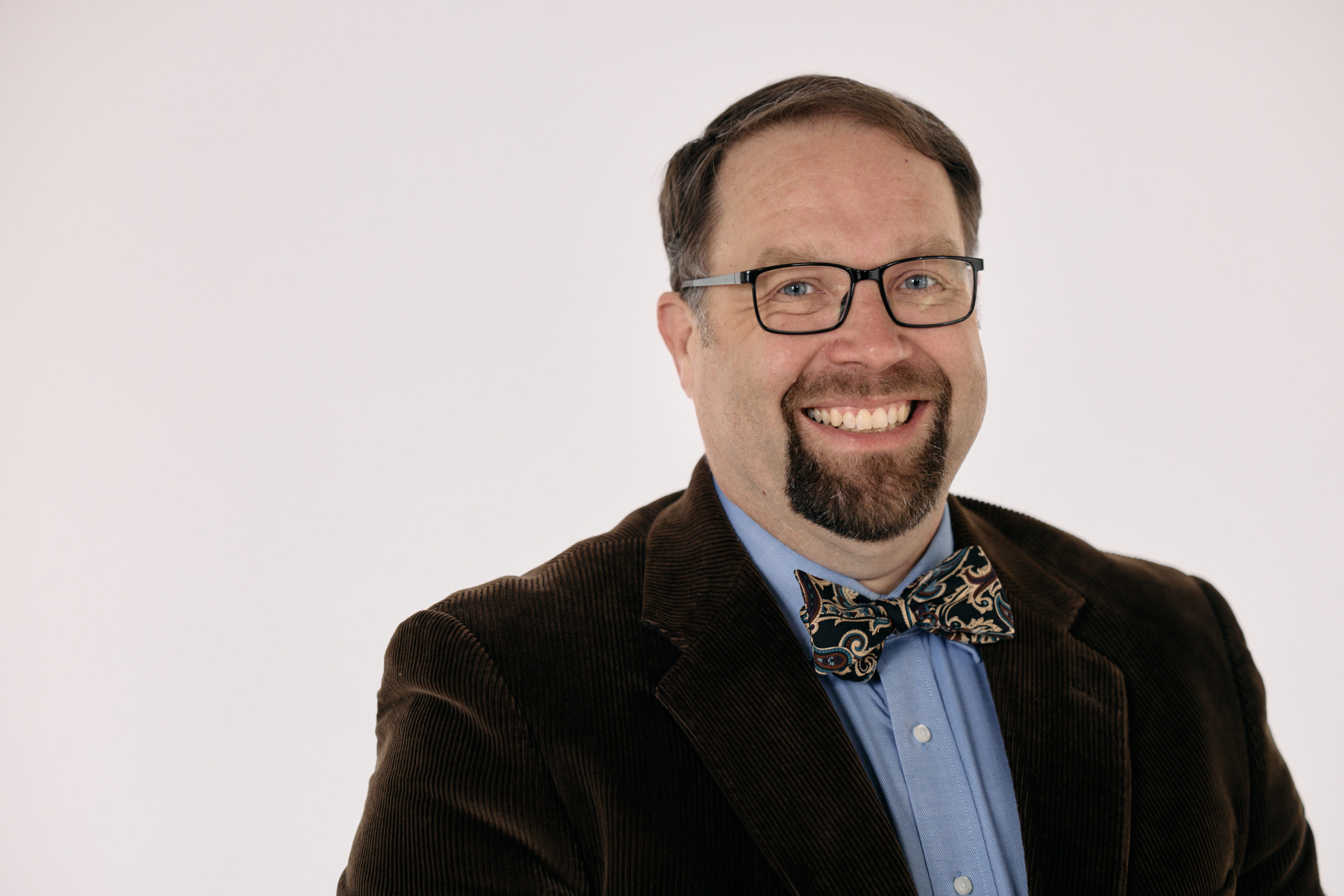 MARSHALL V. KING es escritor y periodista residente en Goshen, Indiana. Durante más de veinte años trabajó en Elkhart Truth como reportero y eventualmente como editor gerente. Ha escrito para varias otras publicaciones y, a menudo, se ha centrado en la comida, escribiendo una columna popular para Dining A La King durante más de 20 años. Es el principal narrador de la Fundación Comunitaria del Condado de Elkhart y profesor adjunto de comunicación en Goshen College. Se graduó en 1992 de la Universidad Menonita del Este en Harrisonburg, Virginia. Él y su cónyuge son miembros de la Iglesia Assembly Mennonite en Goshen.