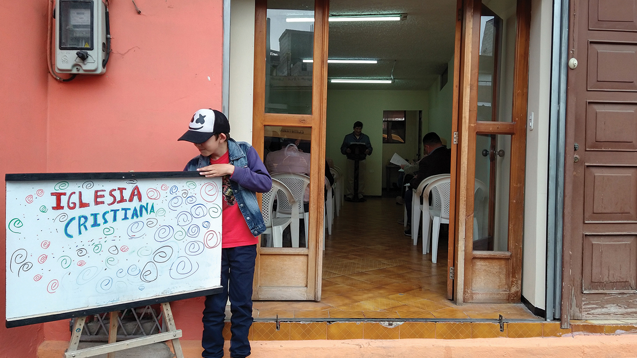 The three conferences in Ecuador want to plant more churches. The ICAME church in Quito receives many refugees. One family asked to start a church in their neighborhood. Their children made a sign to welcome people. — Linda Shelly/MMN