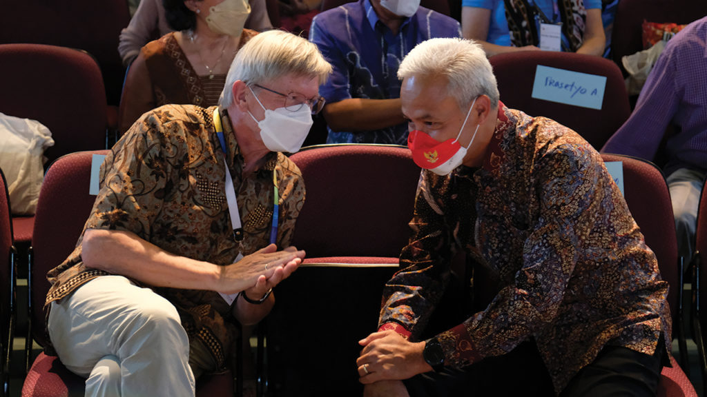 Henk Stenvers of the Netherlands, incoming MWC president, talks with H. Ganjar Pranowo, governor of Central Java, at the closing worship service. — Kresna Kurniawan/Meetinghouse