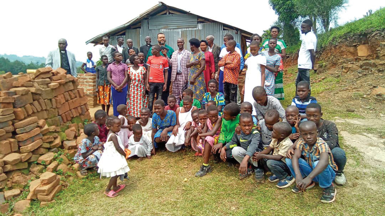 Rashard Allen visits with Mennonite Church Uganda members in January. — Simon Okoth/MWC