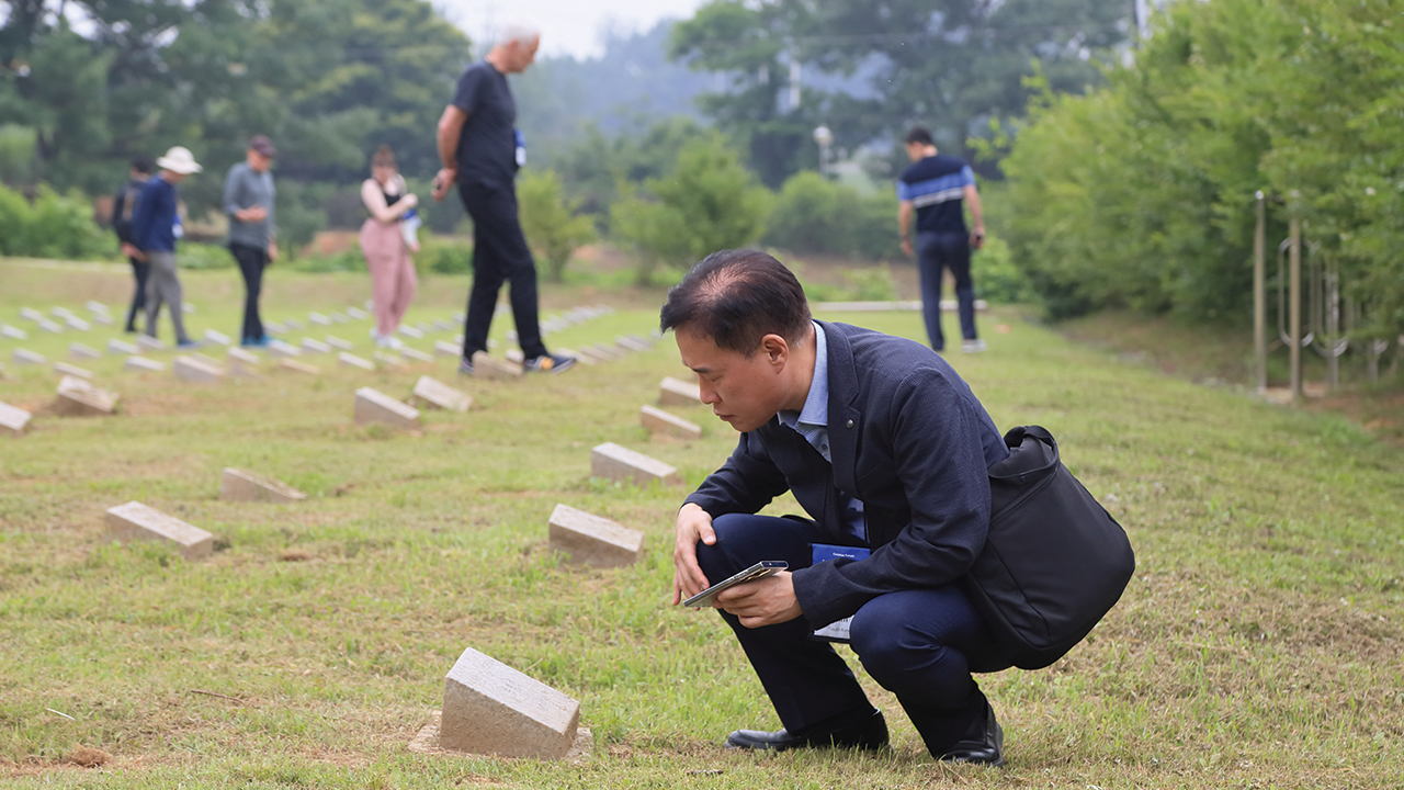 Chang-Hwan Kim looks at a headstone in South Korea’s Cemetery for North Korean and Chinese Soldiers, known informally as the “enemy cemetery,” on June 7 as part of an outing during the Christian Forum for Reconciliation in Northeast Asia in Paju. — Hwan Cheol Yun
