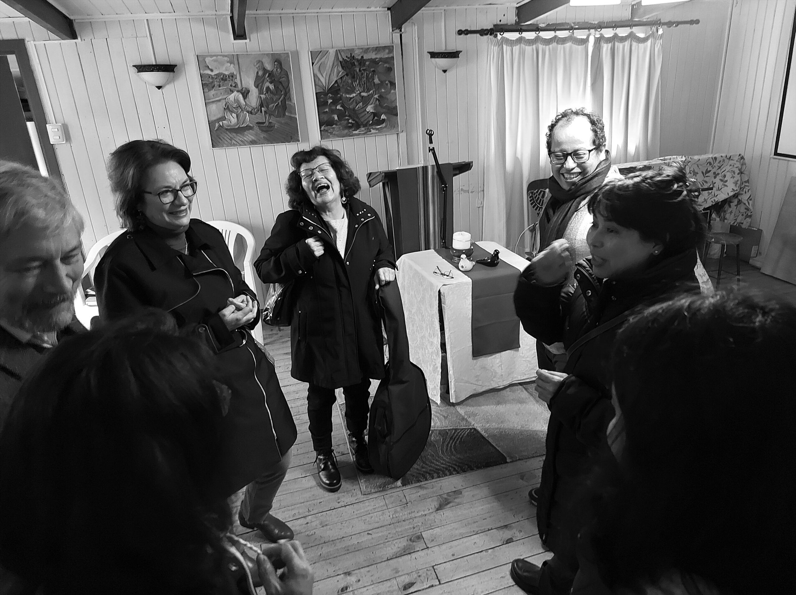 Risas tras el culto.