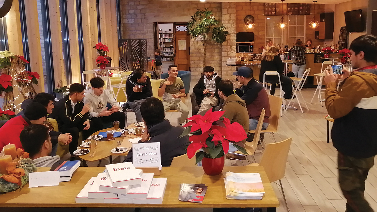 A group learning French gathers at Prai’lude Café, a cafe and bookstore that opened at Montbéliard Prairie Church in 2021. — Raymonde Klopfenstein