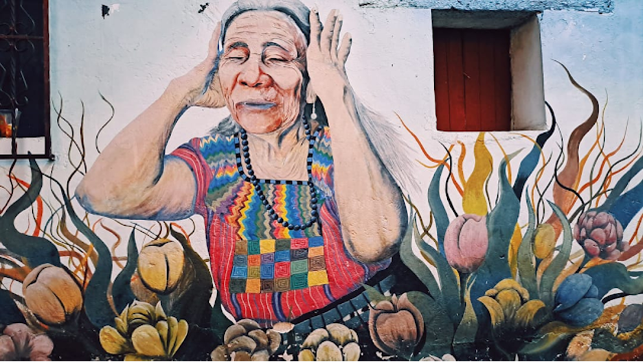Mural de una mujer indígena, en San Juan de la Laguna, Guatemala.