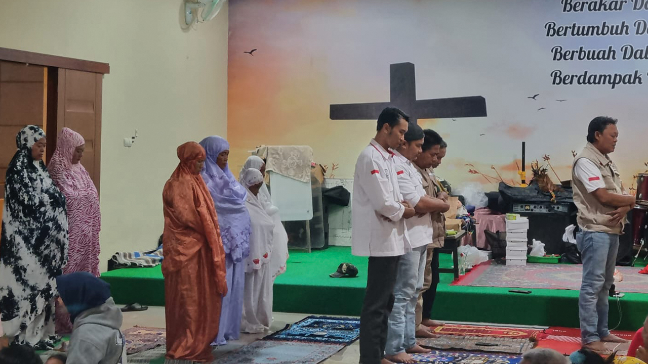 People displaced from their homes by flooding offer Muslim prayers in the church building of GKMI Tanjung Karang, an Anabaptist congregation in Indonesia. — berita GKMI