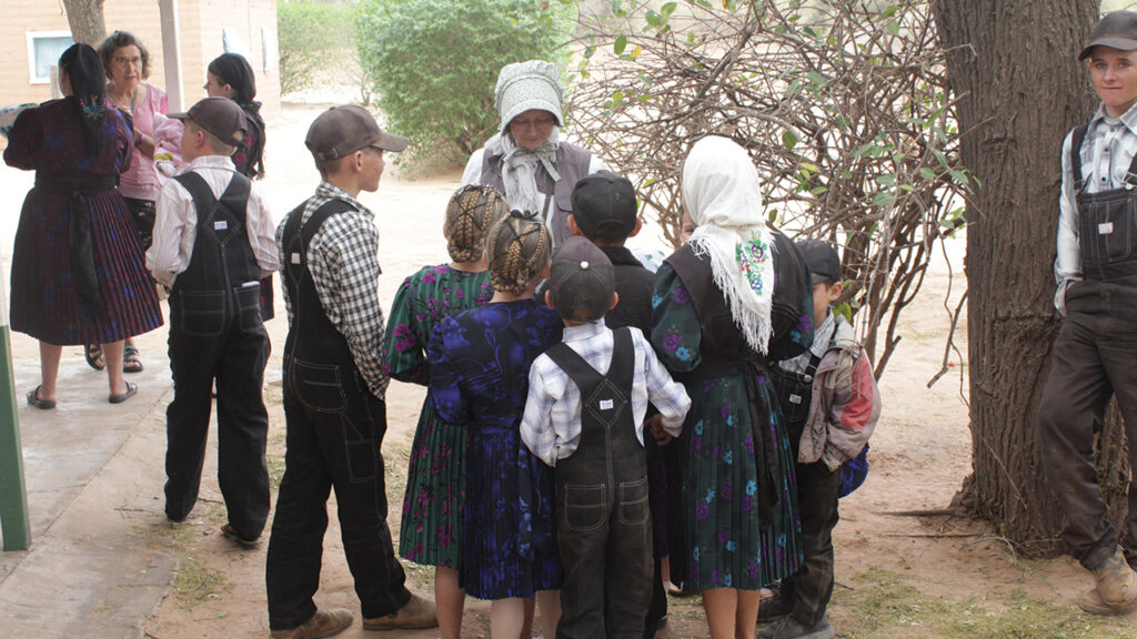 Redekopp family grandchildren gather around Eileen Kinch to see a photo on her camera. — Horst Braun