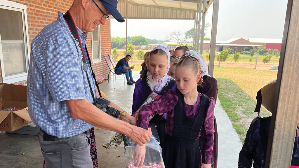 Kennert Giesbrecht with children at Swift Current Colony in Bolivia in September. — Patricia Funk/Die Mennonitische Post