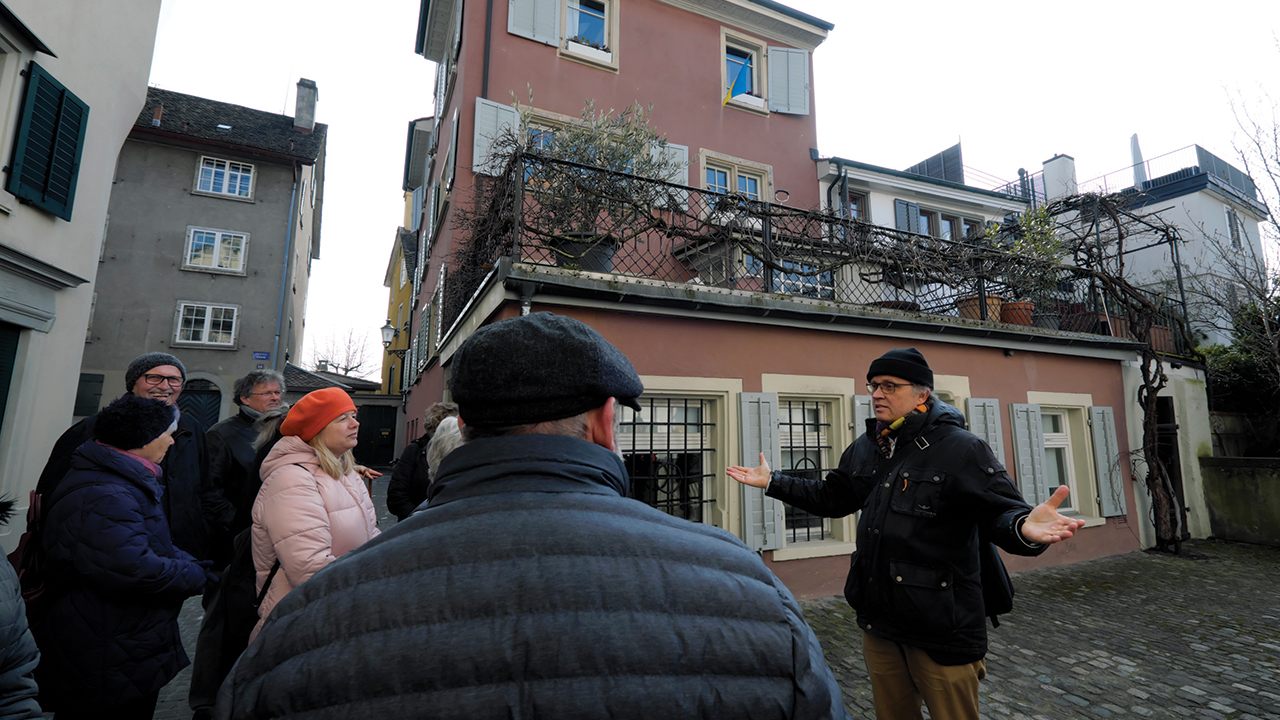 Jürg Wildermuth gives a tour about Anabaptist history in 2022 in the vicinity of Zurich buildings believed to contain the apartment where the first adult baptism took place in 1525. — Urs Bosshard