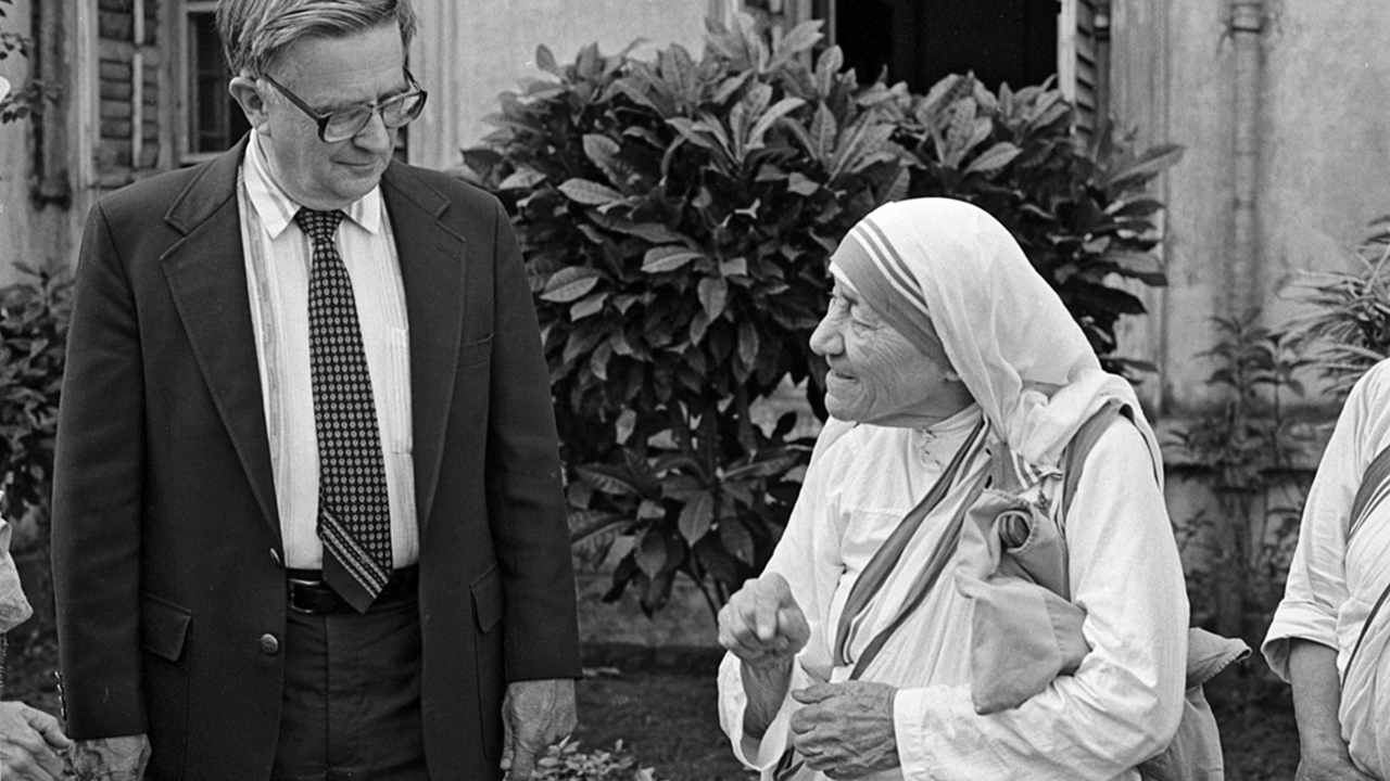 Mennonite Central Committee executive secretary John A. Lapp talks with Mother Teresa, who helped celebrate MCC India’s 50th anniversary in Kolkata, India, in November 1992. Mother Teresa was a longtime MCC friend, and her Home for the Destitute and Dying and orphanage received MCC-donated milk and wheat. Howard Zehr/MCC