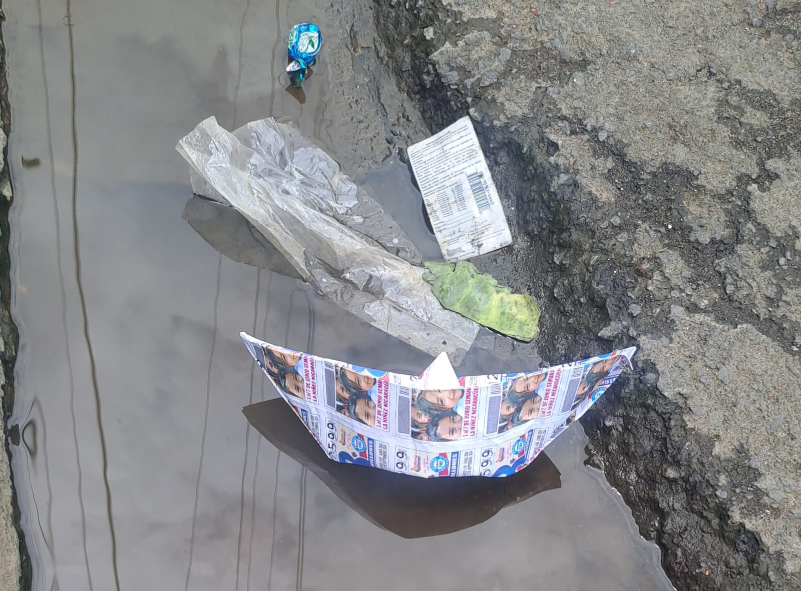 barquito de papel - Foto tomada por Wendy Vado.