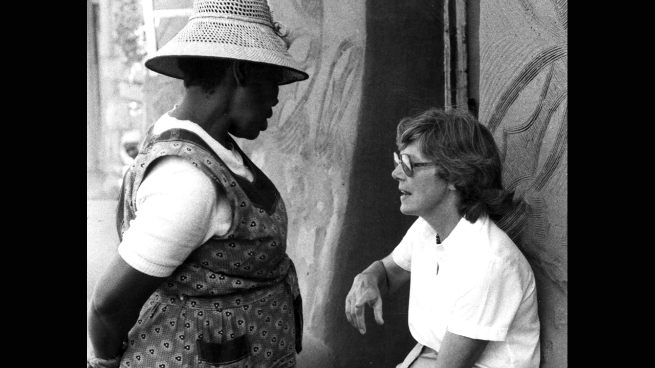 A friend converses with Tina Bohn, right, in the compound of Emily and Samuel Muhono in 1987. The Muhono family hosted John and Tina for part of the time that they served in Lesotho. — MC USA Archives