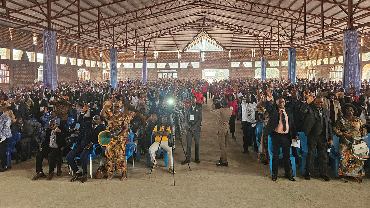 About 2,500 people packed a church in Kikwit to celebrate the centennial of the Mennonite Brethren Church of Congo in August. — Henk Stenvers/MWC