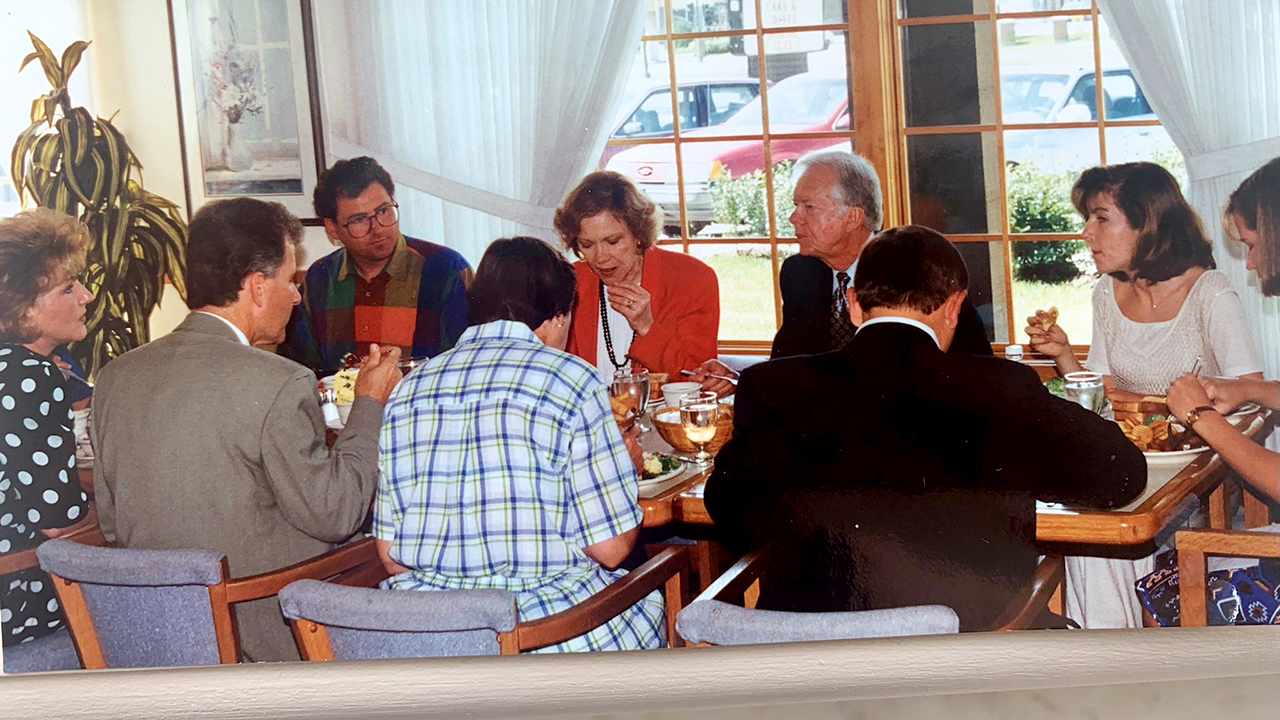 Jimmy and Rosalynn Carter dine in July 1993 at d’8 Schtove following the church service at Fort Garry Mennonite Fellowship in Winnipeg, Man. From left are Lee Friesen in the black polka dot dress, Bert Friesen and Jimmy Carter’s secretary. The Friesens’ daughter Selena is seated next to Carter, along with another daughter, Tria. Others at the table are security and staff. — Courtesy of Lee and Bert Friesen