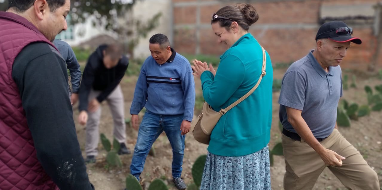 En la foto: Hermanos del Bruderhof, Nueva York, de una comunidad de Metepec, México y servidores públicos encontrando un punto de convergencia en una parcela comunitaria de dicha comunidad.