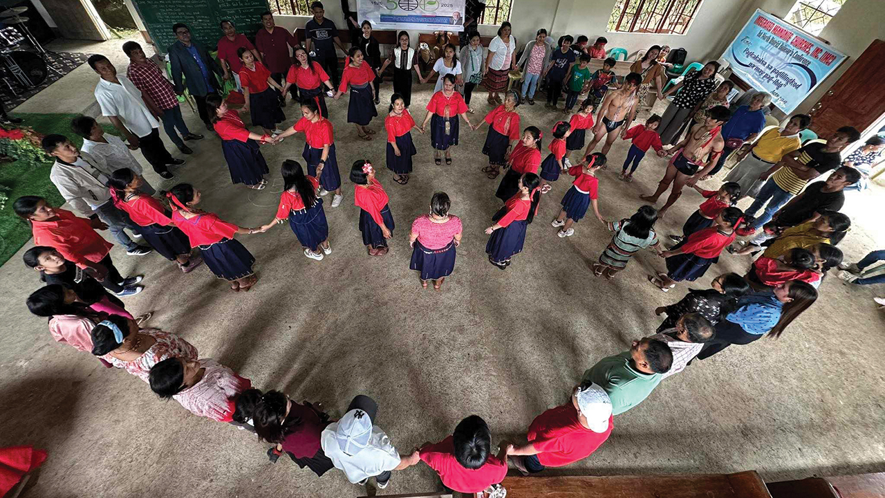 Worshipers form the number 500 during a gathering of the Integrated Mennonite Church’s North Luzon District in the Philippines to celebrate Mennonite World Conference’s Anabaptist World Fellowship Sunday and the 500th anniversary of Anabaptism on Jan. 19 at Binuangan Mennonite Christian Church. Other congregations at the gathering included Teggep Mennonite Christian Church, Tamuyan Mennonite Christian Church and Carolotan Mennonite Christian Church. — Mennonite World Conference