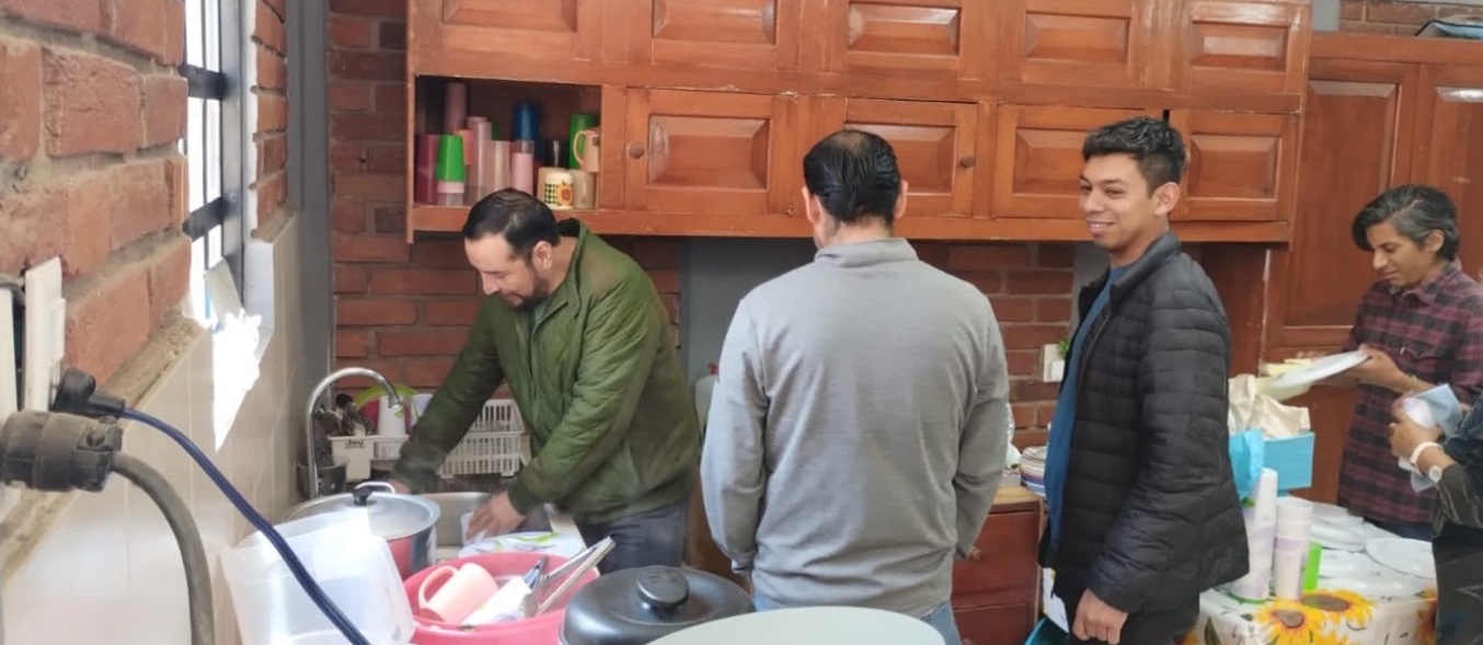 En la foto, Pastores de la Iglesia Cristiana Anabautista Centro Cristiano de Desarrollo para la Comunidad, siendo bendecidos con el aseo de la cocina, después de un ágape.