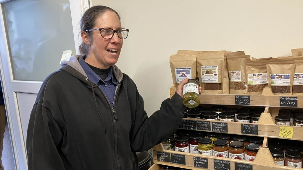 Sue Barth of the Gutshof Bruderhof near Retz, Austria, describes products from the community’s farm. — Paul Schrag/AW