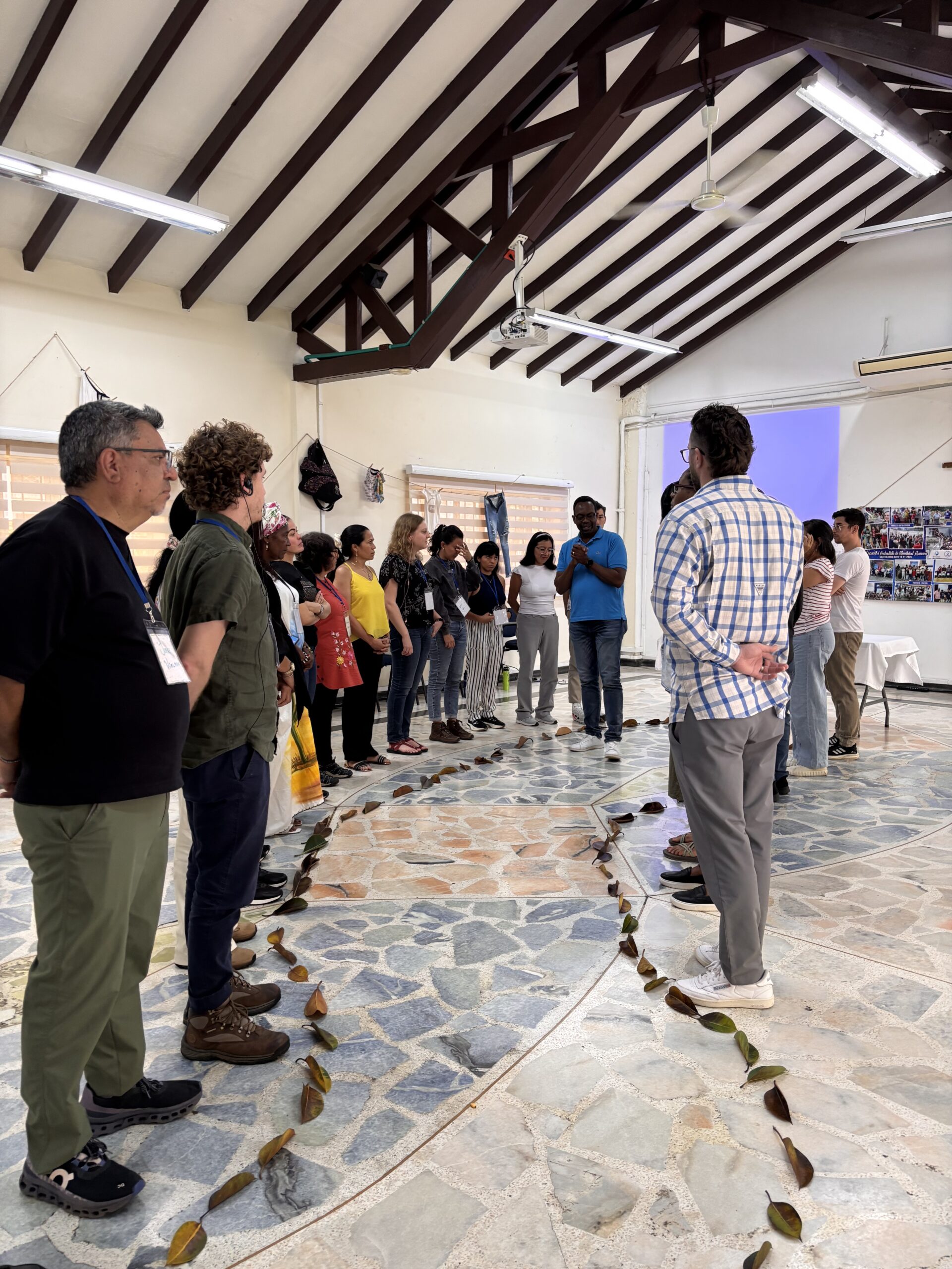 Participantes del encuentro de migración. Foto por Jonathan Minchala Flores
