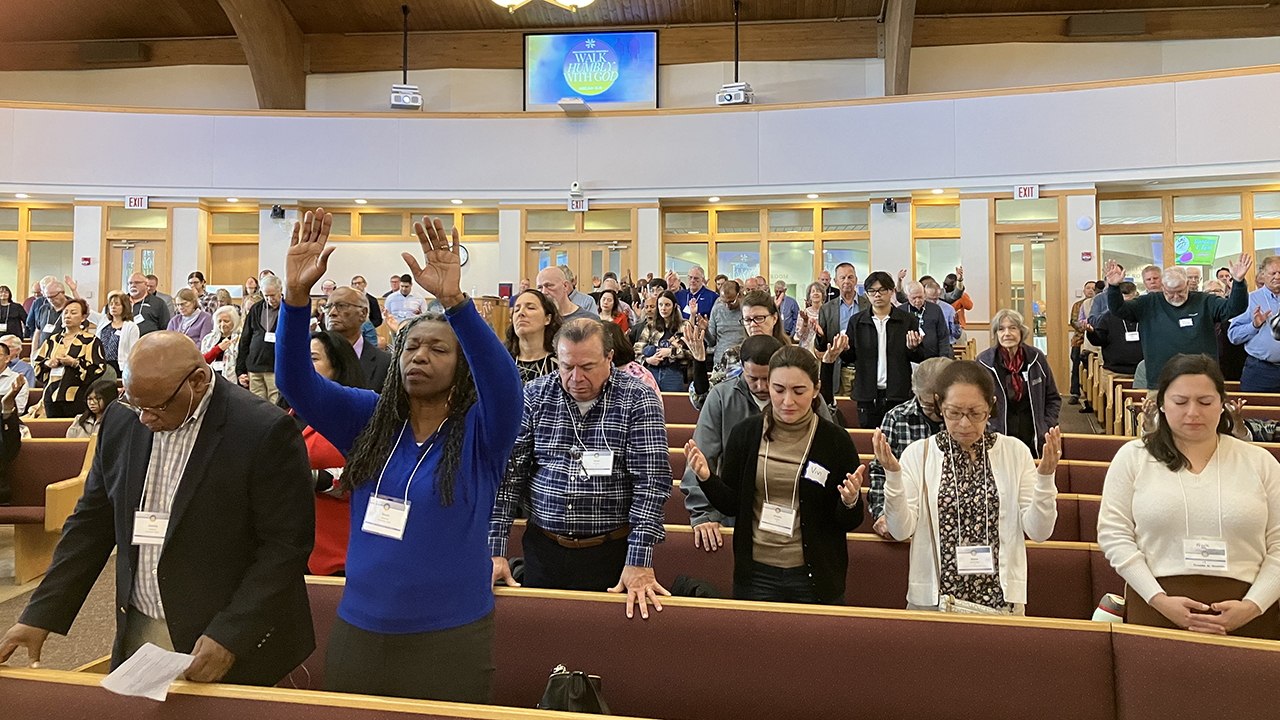 People worship during Mosaic Mennonite Conference’s assembly Nov. 2 at Souderton Mennonite Church in Pennsylvania. — Paul Schrag/AW