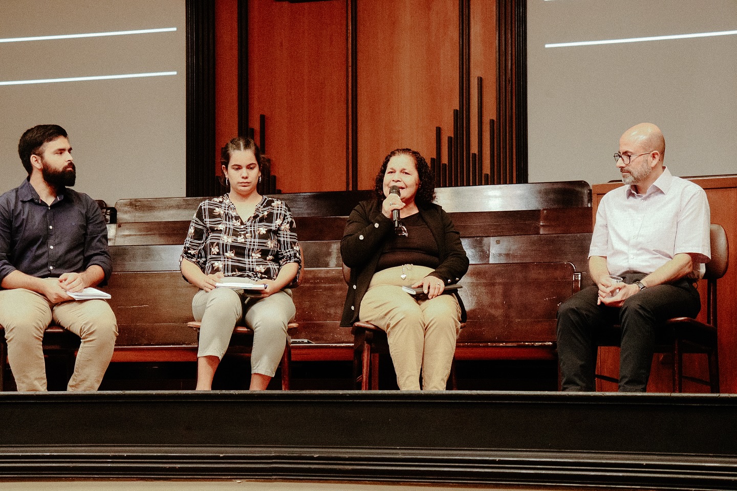 Conversatorio con el Dr. Cesar García, luego de su conferencia. Fotografía del Facebook del CEMTA