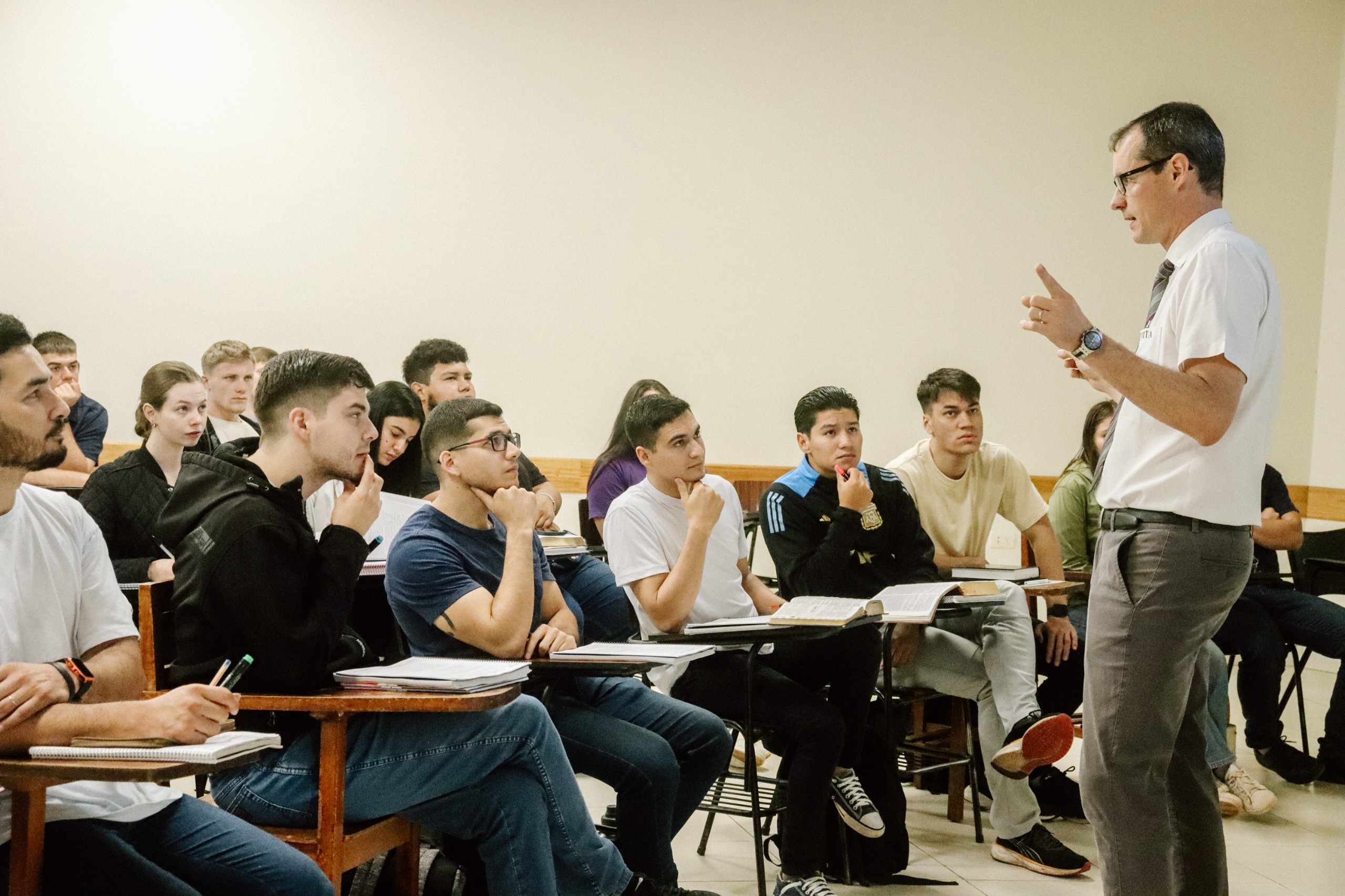 Dr. Delmer Wiebe dando clase a un curso de la licenciatura en Teología. CEMTA. Paraguay
