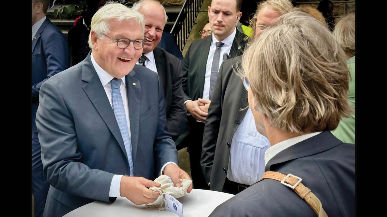 Bernhard Thiessen, right, gives Frank-Walter Steinmeier a bag of Turkey Red wheat. — Brigitte Schulz