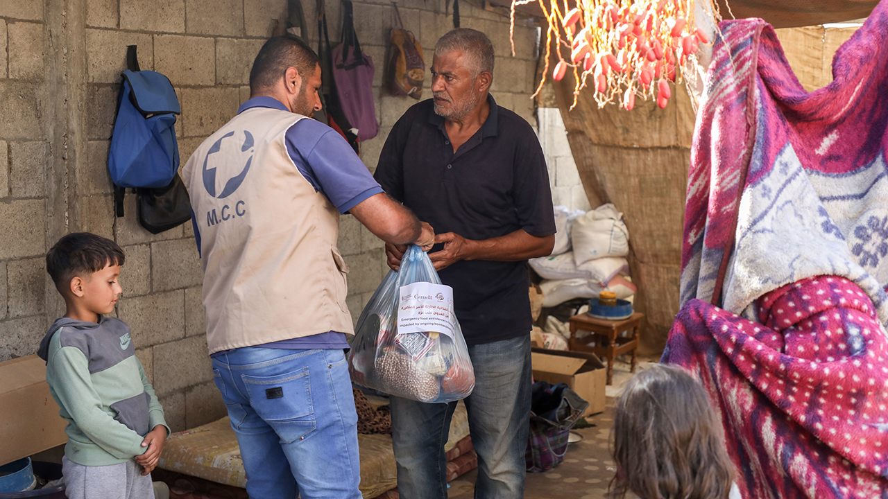 A family displaced by the war in Gaza receives a food parcel delivered by MCC partner Al-Najd Developmental Forum. — Al-Najd Developmental Forum