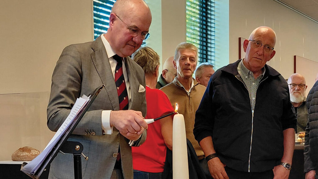 Friesland King’s Commissioner Arno Brok lights a candle during the opening of Menno Simons Hûs. — Menno Simons Hûs
