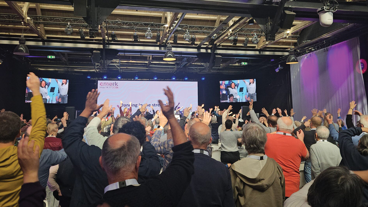 CMERK participants worship during the European Anabaptist gathering that was held May 14-17 at De Rijtuigenloods, a converted industrial railway complex in Amersfoort, Netherlands. — Mennonite World Conference