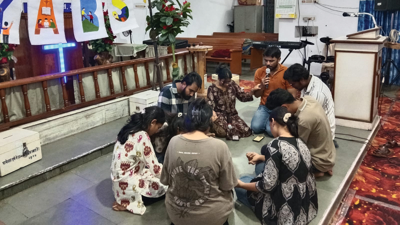 Young Anabaptists pray in June at Mennonite Church Durg Chhattisgarh in India. — Anisha Nanc/MWC