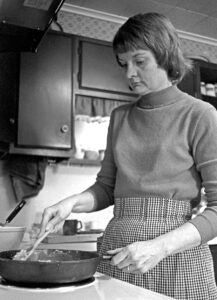 Mennonite Central Committee staff member Doris Janzen Longacre demonstrates cooking in 1975. — MCC